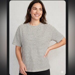Old Navy Black & White Striped Short-Sleeve Crewneck Tee